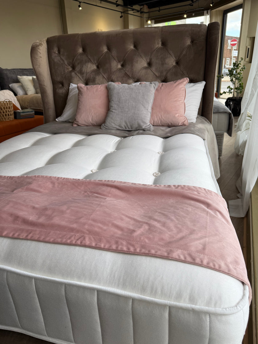 Bedlington 5’0 Ottoman Velvet Mika