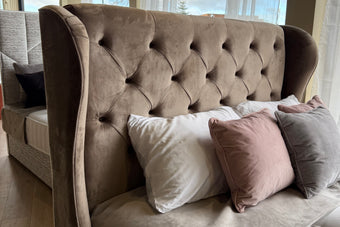 Bedlington 5’0 Ottoman Velvet Mika