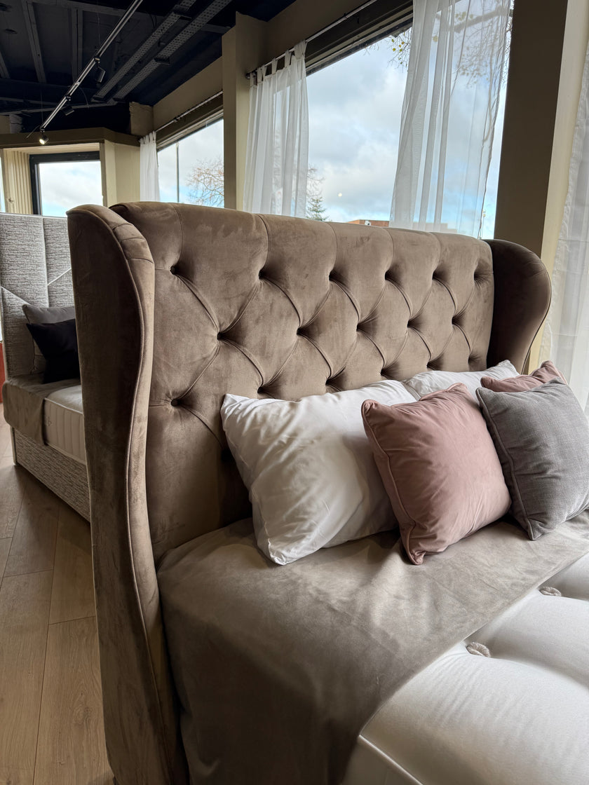 Bedlington 5’0 Ottoman Velvet Mika