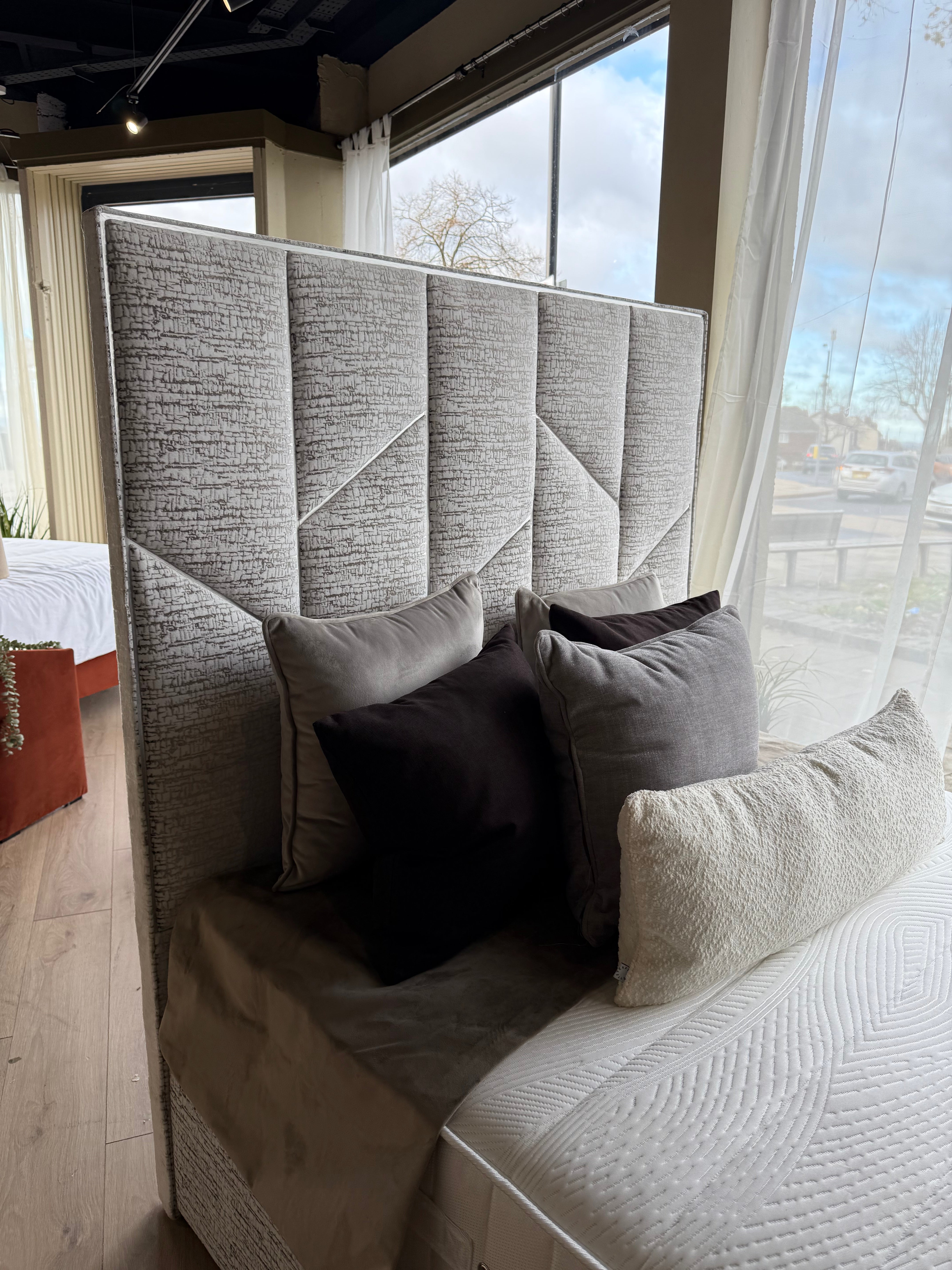 Chelsea 5’0 Electric Ottoman Adorna Silver