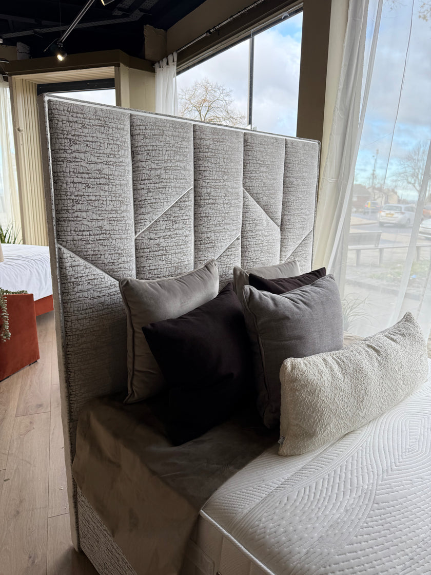 Chelsea 5’0 Electric Ottoman Adorna Silver