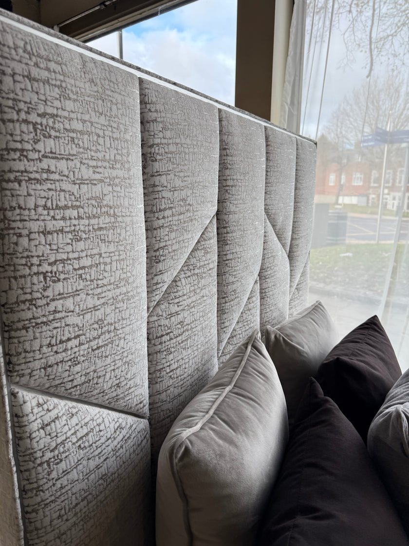 Chelsea 5’0 Electric Ottoman Adorna Silver